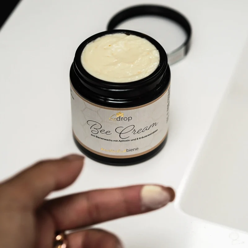 Bee Cream Bienengiftsalbe und 8 Kräuterextrakten - 100g