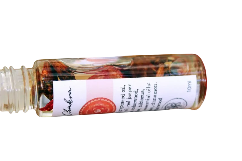 Balancierendes Wurzel-Chakra-Öl mit Kräutern und Kristallen